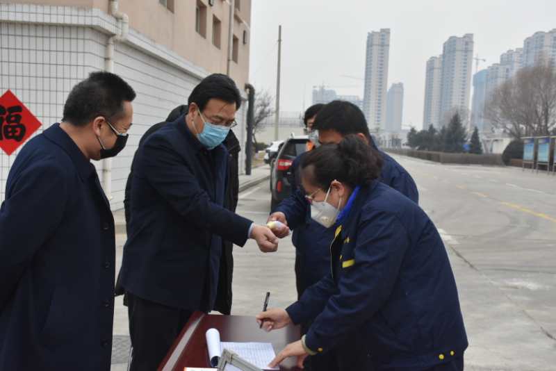 市城管局劉云飛局長(zhǎng)一行蒞臨忻州市水務(wù)有限責(zé)任公司污水處理分公司檢查疫情防控及復(fù)工復(fù)產(chǎn)工作情況。.jpg