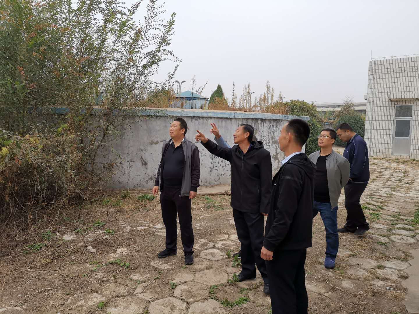 公司總經(jīng)理王建人在供水、污水生產(chǎn)一線開展風(fēng)險(xiǎn)隱患排查 (1).jpg