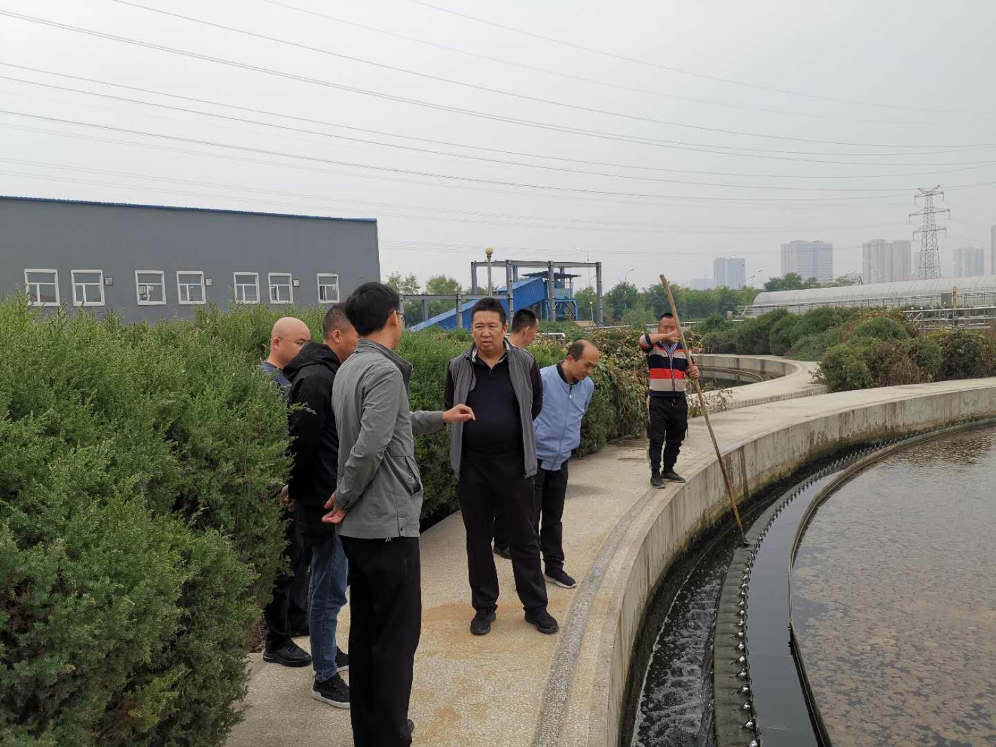 公司總經(jīng)理王建人在供水、污水生產(chǎn)一線開展風(fēng)險(xiǎn)隱患排查 (2).jpg